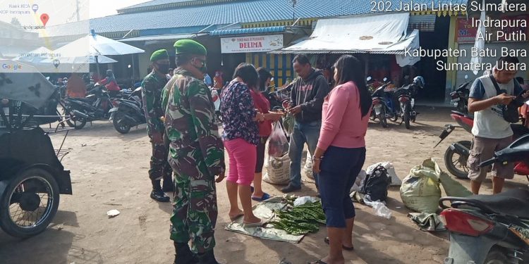 Anggota Kodim 0208/Asahan Koramil 02/Air Putih Lakukan Pengawasan Prokes Terhadap Pedagang Dan Pembeli Di Pajak Delima Anggota Kodim 0208/Asahan Koramil 02/Air Putih Lakukan Pengawasan Prokes Terhadap Pedagang Dan Pembeli Di Pajak Delima
