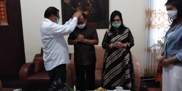Asner Silalahi Bersilaturahmi di Keuskupan Agung Medan, Uskup : Jadilah Pemimpin yang Baik Asner Silalahi Bersilaturahmi di Keuskupan Agung Medan, Uskup : Jadilah Pemimpin yang Baik