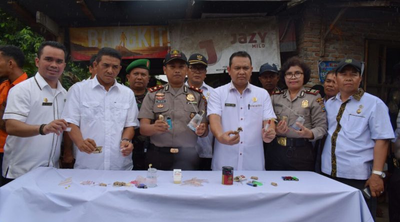 Dua Pelaku Terjaring Saat Gerebek Kampung Narkoba...
