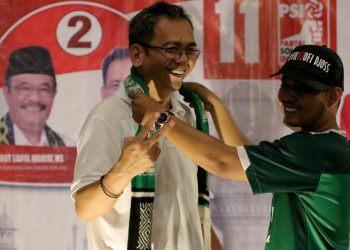 Ini Pesan di Balik SMeCK Hooligan Basis Binjai Menyelempangkan Syal PSMS ke Sihar