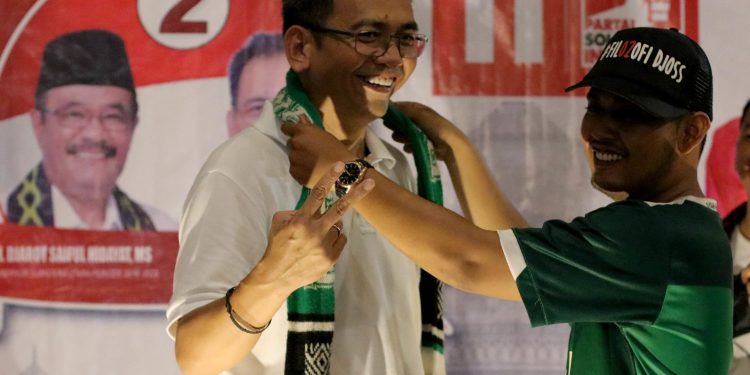 Ini Pesan di Balik SMeCK Hooligan Basis Binjai Menyelempangkan Syal PSMS ke Sihar