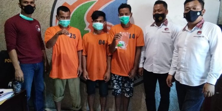 Sat Narkoba Polres Labuhanbatu Diserang saat Grebek Dusun Sukatani Leidong, Tiga Tersangka Diciduk Sat Narkoba Polres Labuhanbatu Diserang saat Grebek Dusun Sukatani Leidong, Tiga Tersangka Diciduk