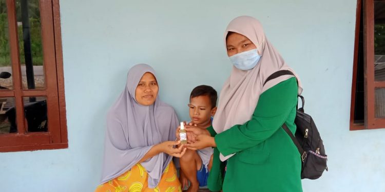 KKN 407 Unimal Buat dan Bagikan Hand Sanitizer untuk Penanganan Pengebaran Covid-19