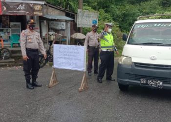 Jalan Tertimbun Longsor, Polsek Barus Alihkan Jalur Lalulintas Menuju ke Pakkat ke Manduamas