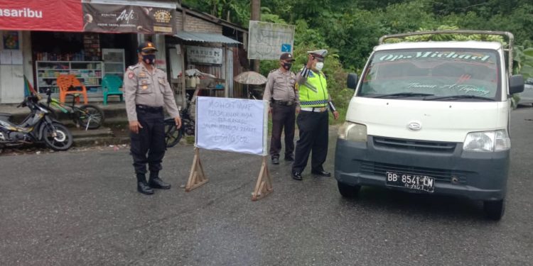 Jalan Tertimbun Longsor, Polsek Barus Alihkan Jalur Lalulintas Menuju ke Pakkat ke Manduamas