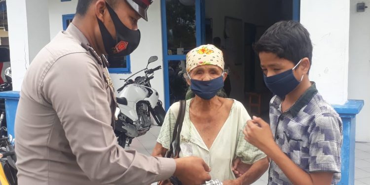 Peringati HUT Lantas, Satlantas Polres Nisel Bagi-bagi Sembako dan Masker