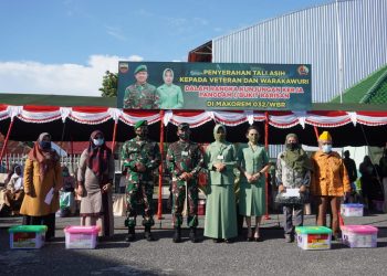 Berkunjung ke Padang, Pangdam I/BB Serahkan Sembako Kepada Veteran dan Warakawuri