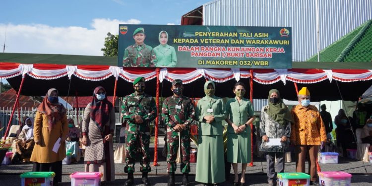 Berkunjung ke Padang, Pangdam I/BB Serahkan Sembako Kepada Veteran dan Warakawuri