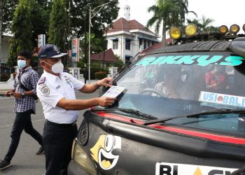 Kadishub Siantar Bagikan Masker dan Hand Sanitizer ke Supir dan Penumpang Angkot