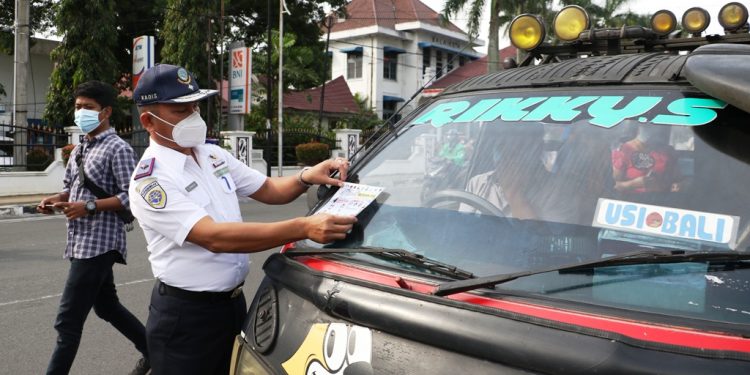 Kadishub Siantar Bagikan Masker dan Hand Sanitizer ke Supir dan Penumpang Angkot