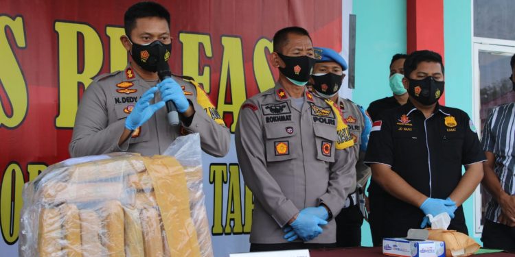 Sepasang Pemilik 13 Ball Ganja Diciduk Polisi di Depan Puskesmas Sepasang Pemilik 13 Ball Ganja Diciduk Polisi di Depan Puskesmas