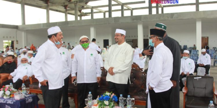 Hasim Ramah dan Akrab dengan Cawabup Lainnya di Pelantikan PD IPHI Simalungun