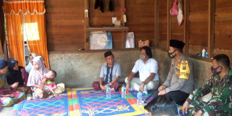AKBP Horas Tua Silalahi Kunjungi Keluarga dan Anak Penderita Hydranencephaly AKBP Horas Tua Silalahi Kunjungi Keluarga dan Anak Penderita Hydranencephaly