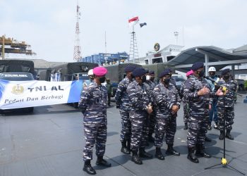 TNI Angkatan Laut Salurkan Bantuan Kemanusiaan untuk Korban Banjir di Bekasi dan Karawang