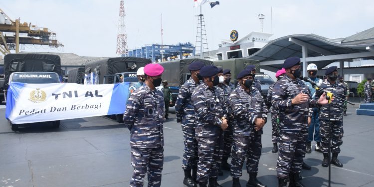 TNI Angkatan Laut Salurkan Bantuan Kemanusiaan untuk Korban Banjir di Bekasi dan Karawang