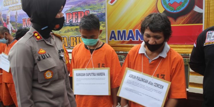 8 Tersangka dari 7 TKP Diciduk, AKBP Juliani Prihartini Komitmen Ubah Kampung Narkoba jadi Kampung Bersinar 8 Tersangka dari 7 TKP Diciduk, AKBP Juliani Prihartini Komitmen Ubah Kampung Narkoba jadi Kampung Bersinar