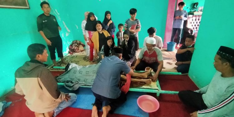 Pria Lansia Tewas Terjatuh ke Parit saat Memanen Pisang Pria Lansia Tewas Terjatuh ke Parit saat Memanen Pisang