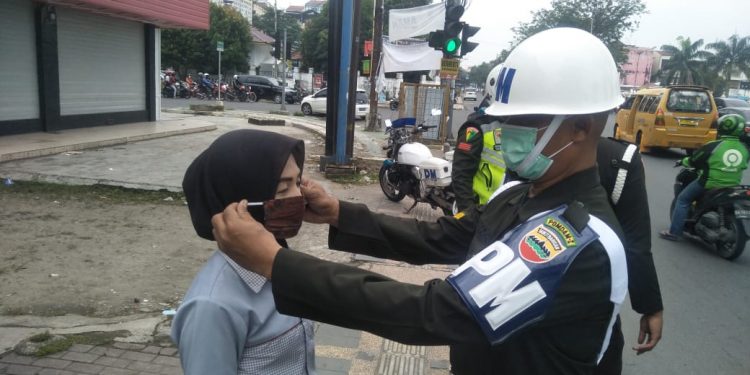Ratusan Masker Dibagikan Denpom I/5 Cegah Penyebaran Covid-19 Ratusan Masker Dibagikan Denpom I/5 Cegah Penyebaran Covid-19
