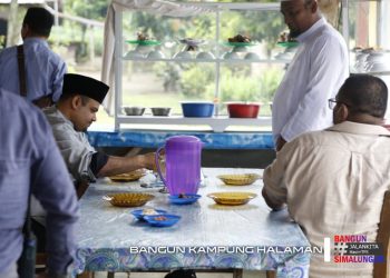 Bang Hasim Nikmati Lontong Sayur dan Teh Manis Bersama Warga
