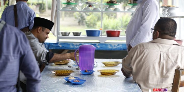 Bang Hasim Nikmati Lontong Sayur dan Teh Manis Bersama Warga