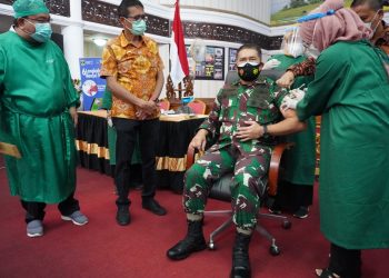 Danrem 032 Wirabraja, Brigjen TNI Arief Gajah Mada Jadi Orang Pertama Vaksin Covid-19 Di Sumatera Barat