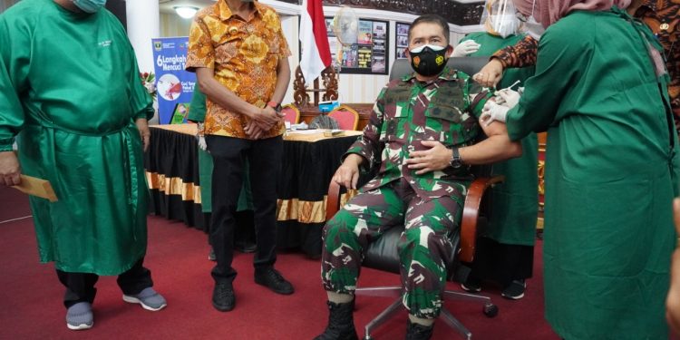 Danrem 032 Wirabraja, Brigjen TNI Arief Gajah Mada Jadi Orang Pertama Vaksin Covid-19 Di Sumatera Barat