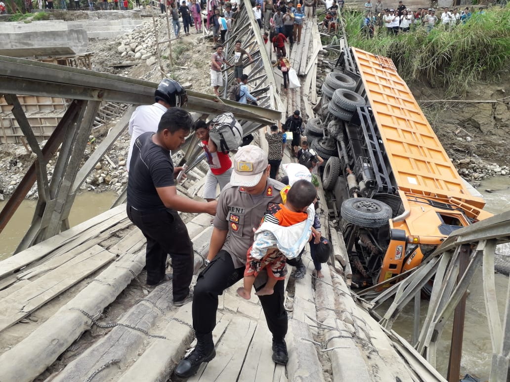Jembatan Gido Penghubung Nias-Nias Selatan Ambruk, Kapolres Bantu Warga Melintas Jembatan Gido Penghubung Nias-Nias Selatan Ambruk, Kapolres Bantu Warga Melintas