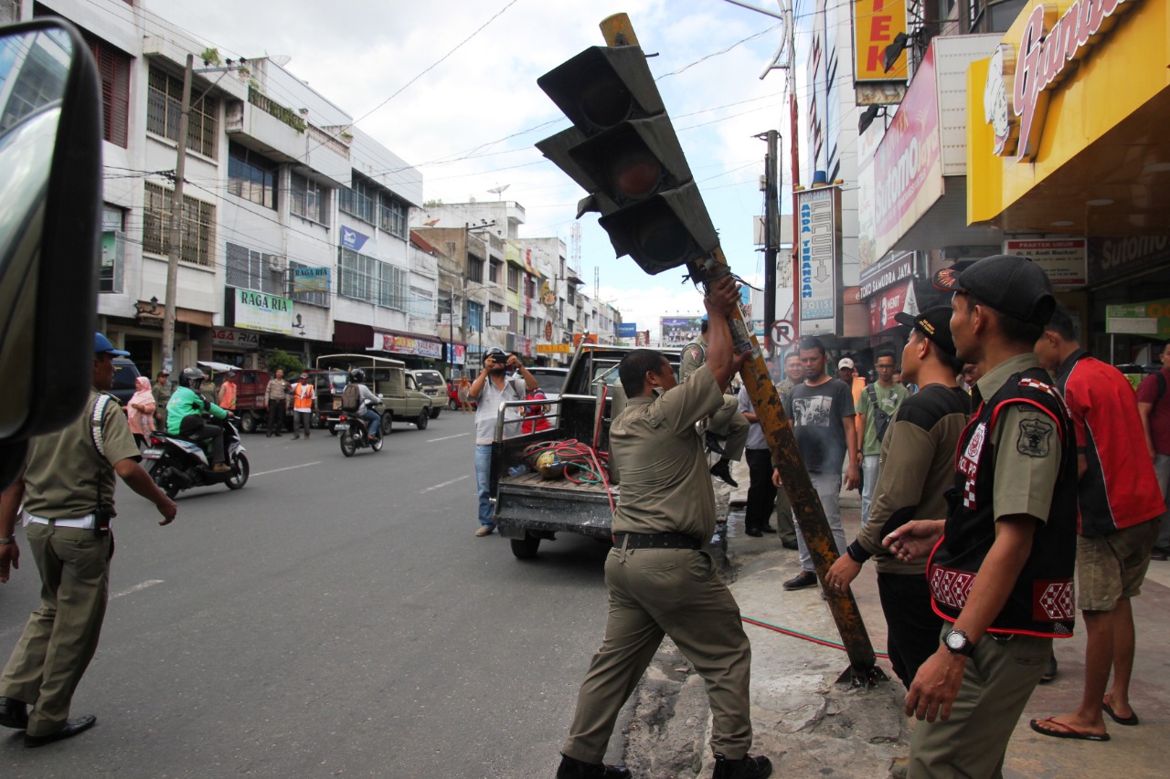 Satpol PP Siantar Tumbangkan Sejumlah Papan Reklame dan Rambu Bermasalah