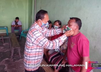 Datang Naik Sepedamotor, TPS Pakaikan Masker ke Warga di Buttu Pabayung