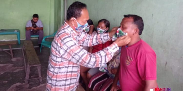 Datang Naik Sepedamotor, TPS Pakaikan Masker ke Warga di Buttu Pabayung Datang Naik Sepedamotor, TPS Pakaikan Masker ke Warga di Buttu Pabayung