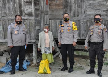 AKBP Ronny Nicolas Sidabutar Bagikan Masker ke Desa Parulohan
