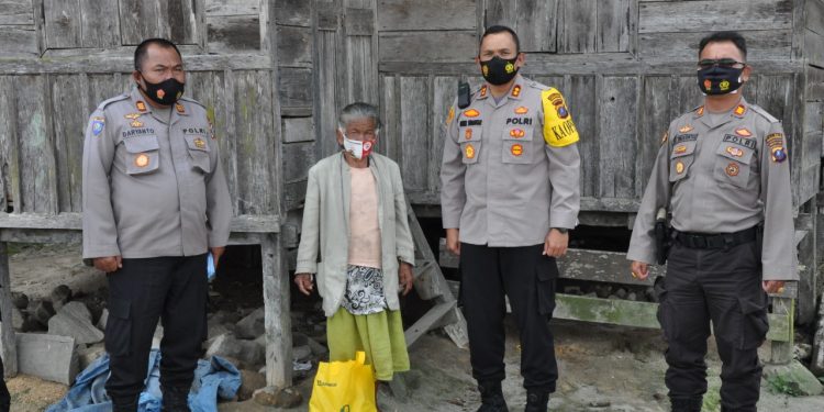AKBP Ronny Nicolas Sidabutar Bagikan Masker ke Desa Parulohan AKBP Ronny Nicolas Sidabutar Bagikan Masker ke Desa Parulohan
