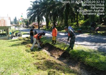 Bahu Membahu Bersihkan Saluran Air Yang Tersumbat Bersama Personel Kodim 0208/Asahan Dengan Masyarakat