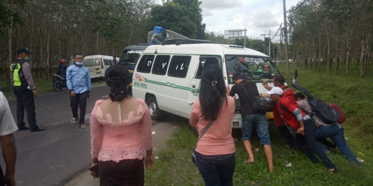 Mobil Anggota Polisi Terlibat Kecelakaan Beruntun di Jalinsum Siantar Medan Mobil Anggota Polisi Terlibat Kecelakaan Beruntun di Jalinsum Siantar Medan