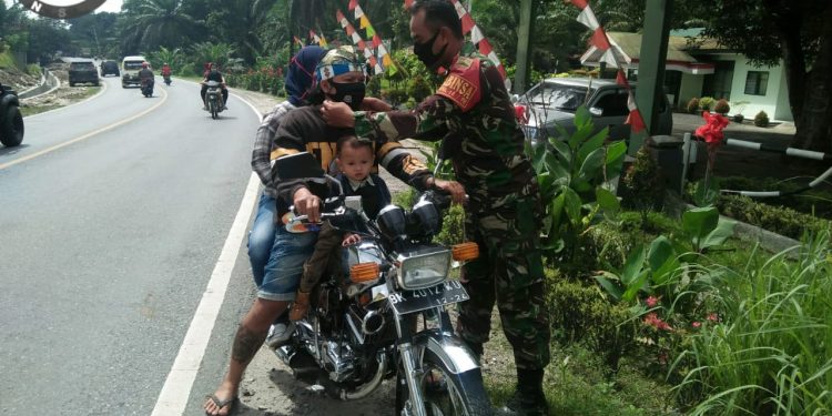 Himbau Pengendara Jalan Protokol Agar Terapkan New Normal Oleh Personel Jaajran Kodim 0208/Asahan