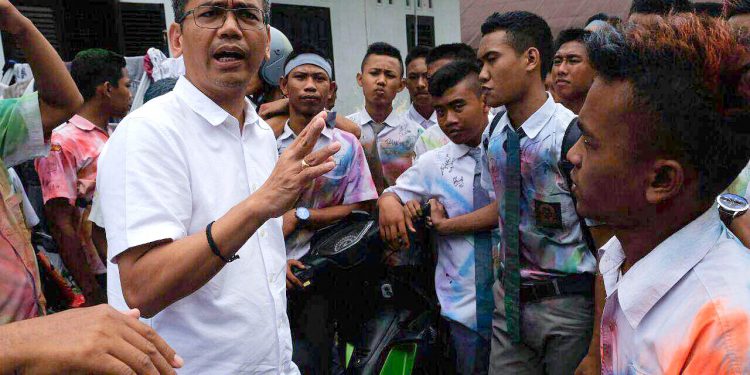 Puluhan Siswa yang Baru Usai Ujian,  Cegat Rombongan Sihar...