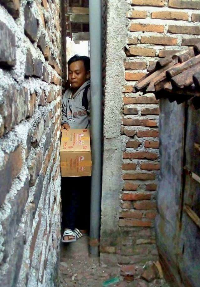 Seorang Nenek yang Alami Kebutaan Tinggal Diantara Himpitan Bangunan. Kondisinya Bikin Netizen Meleleh..