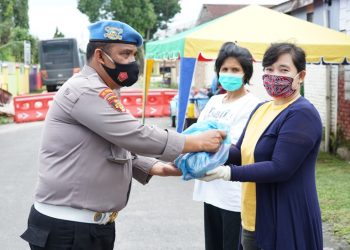 Kapolres Simalungun dan Ketua Bhayangkari Berikan Sembako dan Fasilitasi Kesehatan Penghuni Aspol yang Jalani Isolasi