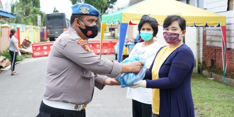 Kapolres Simalungun dan Ketua Bhayangkari Berikan Sembako dan Fasilitasi Kesehatan Penghuni Aspol yang Jalani Isolasi