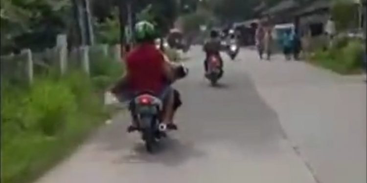 Video Seorang Ayah Bawa Jenazah Anaknya Naik Sepedamotor Viral, Ini Penjelasan Polisi.. Video Seorang Ayah Bawa Jenazah Anaknya Naik Sepedamotor Viral, Ini Penjelasan Polisi..