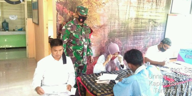 Bantu Penyerahan BLTDD Kepada Masyarakat Oleh Kodim 0208/Asahan Melalui Koramil 08/Pulau Buaya