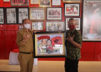 Sagnier Marbun Pelukis Disabilitas beri Kejutan Untuk Bupati Taput