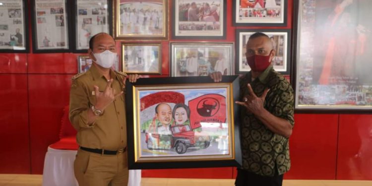 Sagnier Marbun Pelukis Disabilitas beri Kejutan Untuk Bupati Taput Sagnier Marbun Pelukis Disabilitas beri Kejutan Untuk Bupati Taput