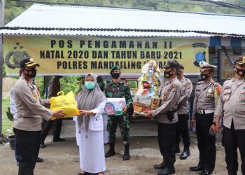 Waka Polres Madina Memberikan Bingkisan Parcel dan Makanan ke Pos Pam II Kotanopan Ops Lilin Toba 2020