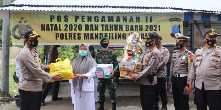 Waka Polres Madina Memberikan Bingkisan Parcel dan Makanan ke Pos Pam II Kotanopan Ops Lilin Toba 2020 Waka Polres Madina Memberikan Bingkisan Parcel dan Makanan ke Pos Pam II Kotanopan Ops Lilin Toba 2020