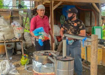 Lulusan STM di Siantar Ini Ubah Plastik Bekas jadi Enam Jenis Bahan Bakar