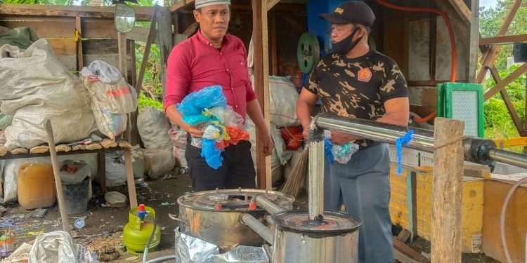 Lulusan STM di Siantar Ini Ubah Plastik Bekas jadi Enam Jenis Bahan Bakar