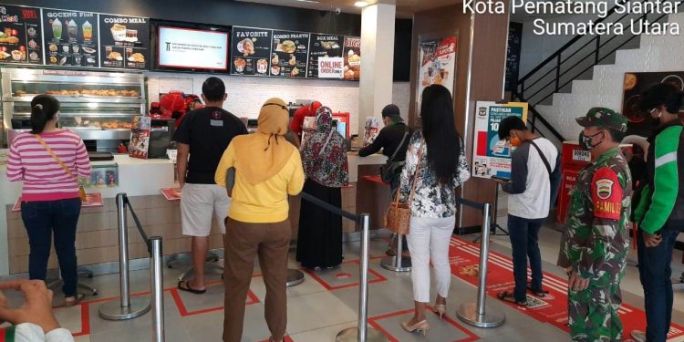 Petugas Kodim 0207/Simalungun Gencar Operasi Penegakkan Protokol Kesehatan di Suzuya Petugas Kodim 0207/Simalungun Gencar Operasi Penegakkan Protokol Kesehatan di Suzuya