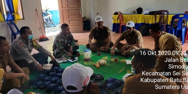 Personel Kodim 0208/Asahan Hadiri Rapat Bersama Pengurus Desa Untuk Pembagian Masker Personel Kodim 0208/Asahan Hadiri Rapat Bersama Pengurus Desa Untuk Pembagian Masker