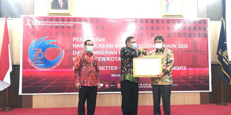 Pemko Siantar Raih Penghargaan Kota Peduli HAM dari Menkum HAM RI